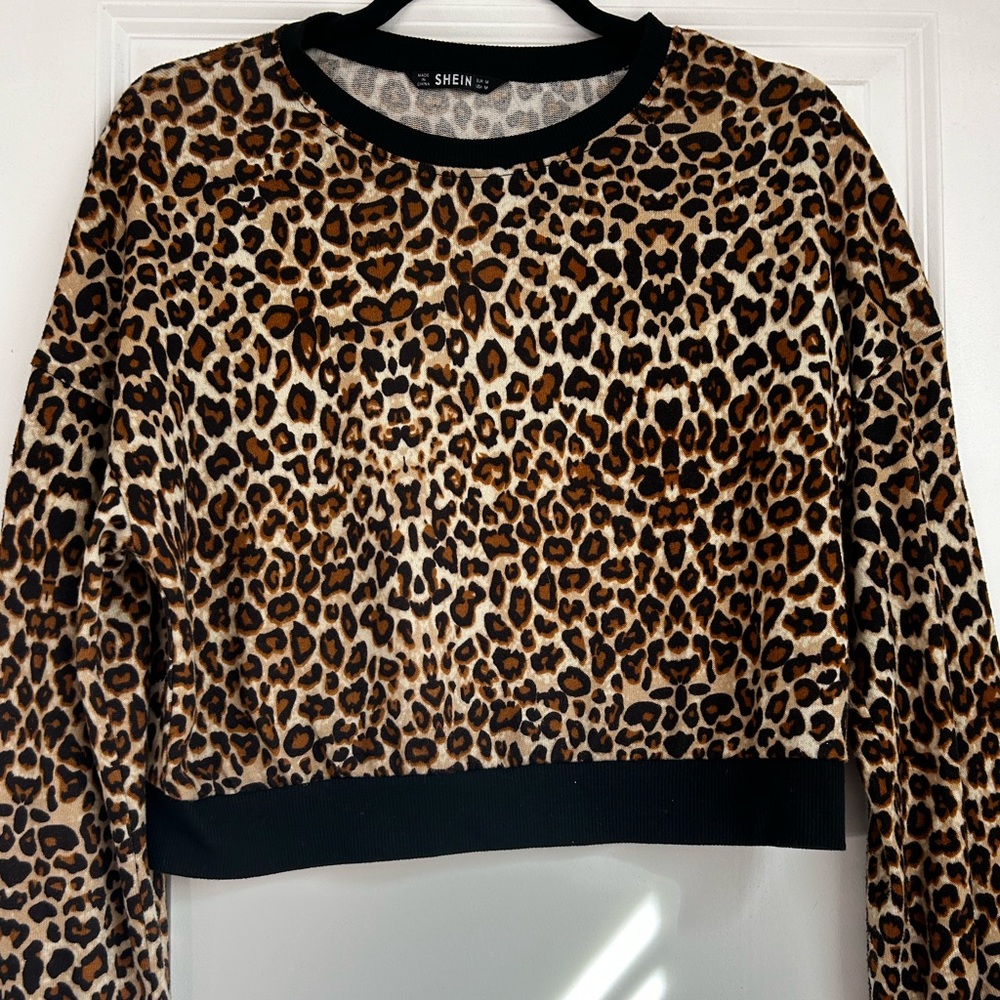 Cropped cheetah sweatshirt